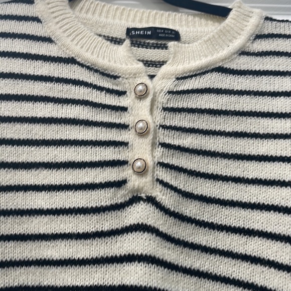 Black and white stripe sweater - Picture 2 of 4